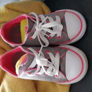 Girls size 8 Chuck Taylor All Star Converse Gray with Pink